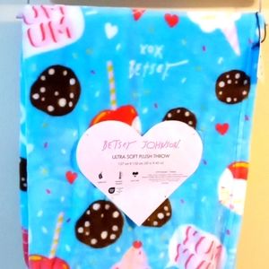 Betsey Johnson Valentine Throw Desserts 🧁🍨🍦🍪🍪